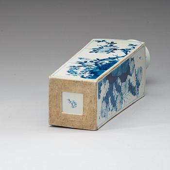 VAS, porslin. Qing dynasty, Kangxi (1662-1722).
