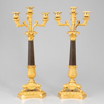 KANDELABRAR, ett par, senempire, förgylld och patinerad brons, 1800-talets första hälft.