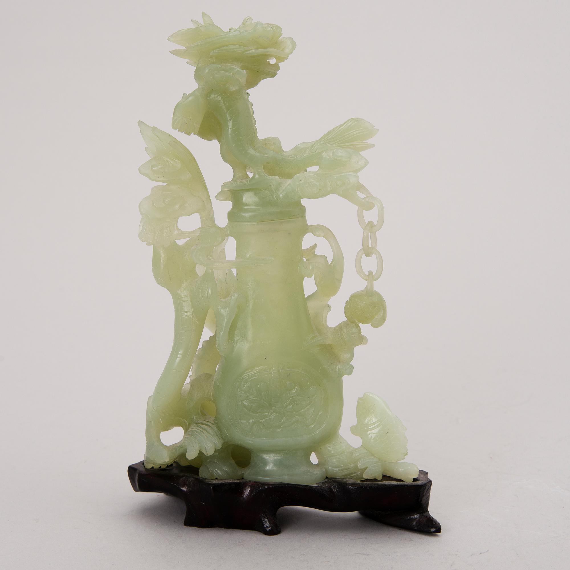 A Chinese bowenite sculpture.