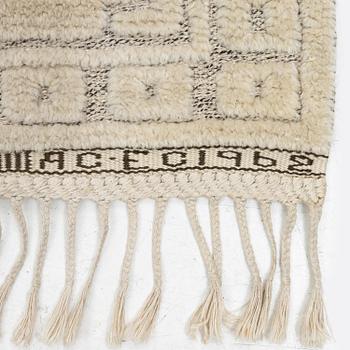 Märta Måås-Fjetterström, matta, "Vita spetsporten", reliefflossa, ca 270 x 164 cm, signerad AB MMF A.C.E. C 1962.