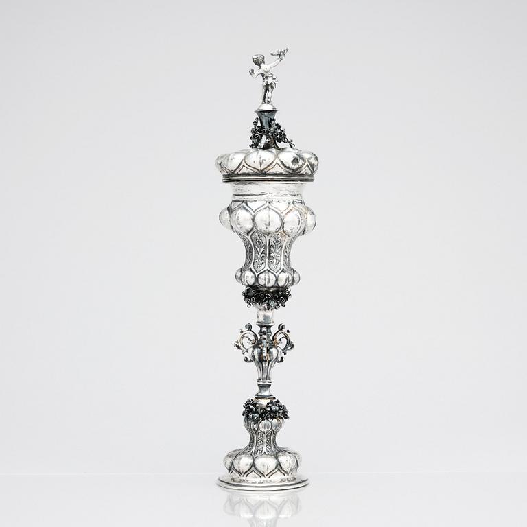 Druvpokal med lock, silver, sannolikt Österrike/Hammerstadt 1700-tal. Barock.