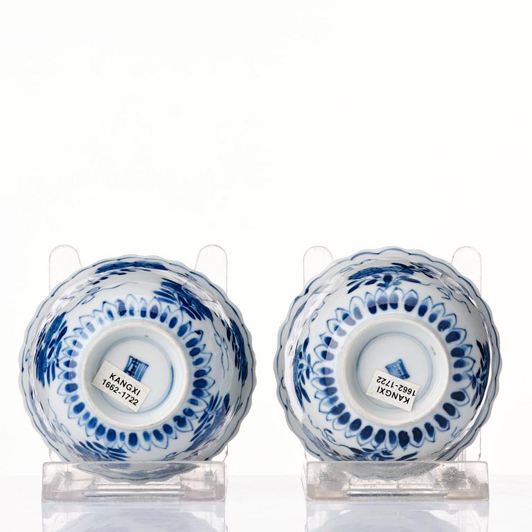 A pair of blue and white cups with stands, Qing dynasty, Kangxi (1662-1722).