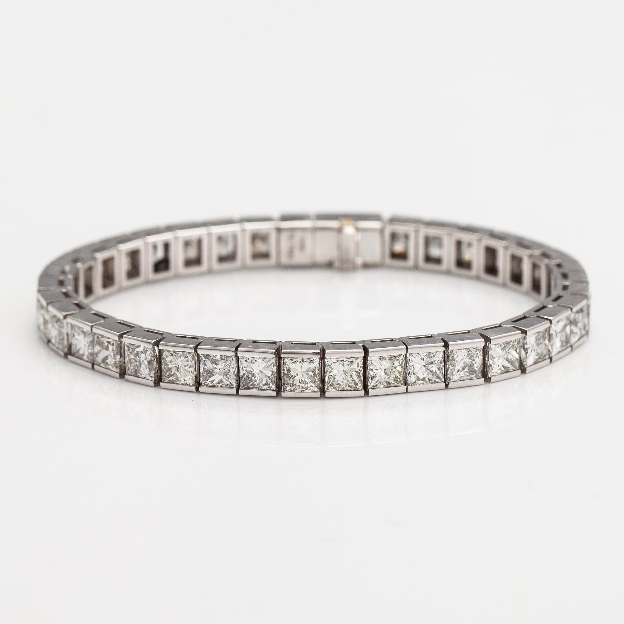 Armband, 18K vitguld, princesslipade diamanter ca 19.47 ct tot enl gravyr.