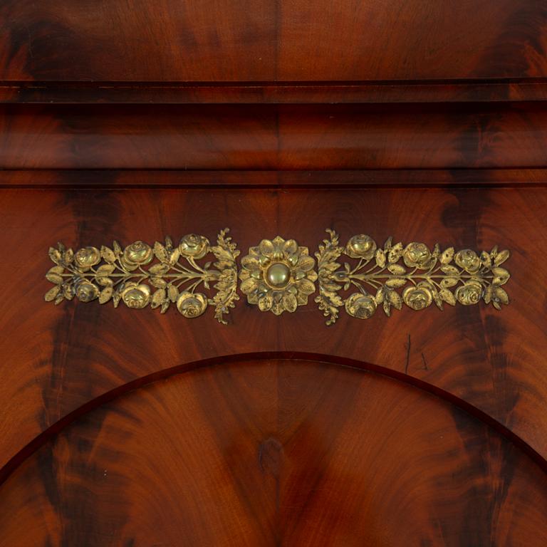 A mahogany veneered mirror with console table. First part of the 19th century.