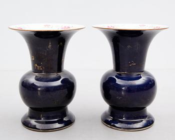 VASER, 1 par, porslin, Kina, Qianlong 1736-1795.