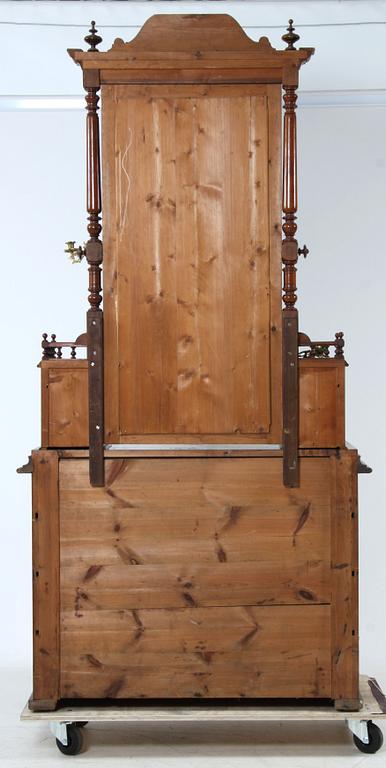 SPEGELBYRÅ, nyrenässans, 1800-talets andra hälft.