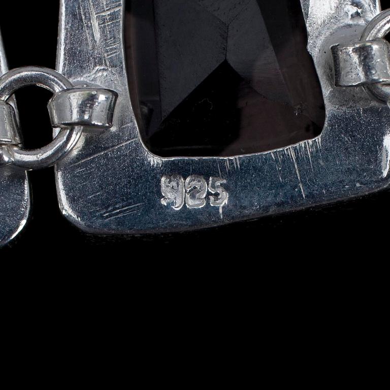 ARMBAND, ljusröda fasettslipade stenar samt silver.