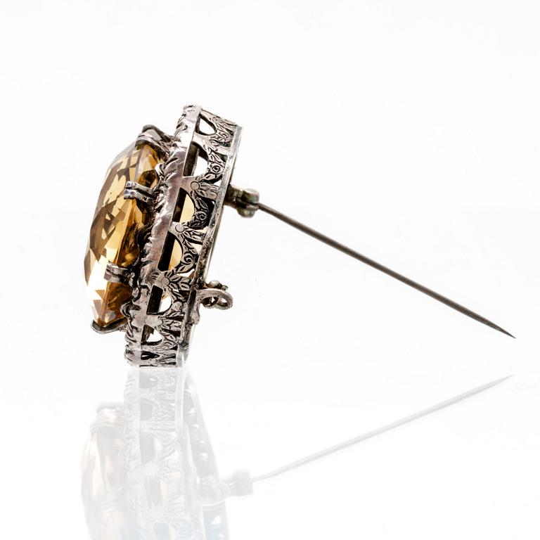 Brosch silver 800 och citrin, troligen England, omkring 1900.