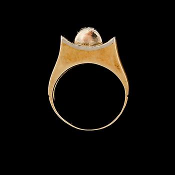 RING, 14K guld med åttkantslipade vita stenar. Vikt 6,1 g.