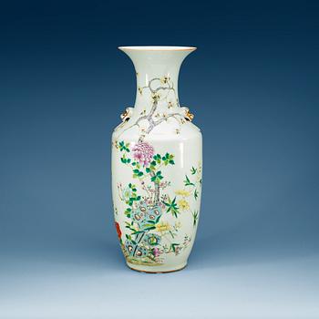 1486. A famille rose vase, Qing dynasty, 19th Century.