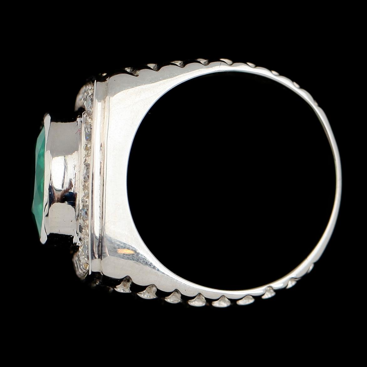 RING, vitguldspläterat sterlingsilver, smaragd ca 6.40 ct, vita safirer tot ca 0.54 ct.