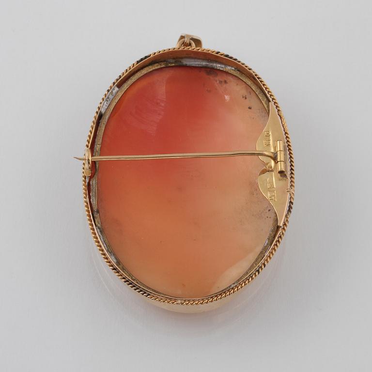 BROSCH/HÄNGE, 18K guld med skuren snäckskalscamé, Oscar Sjögren, Stockholm, 1918. Vikt 20,4 gram.