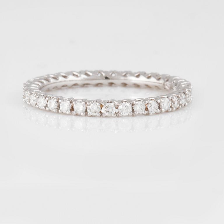 RING, 18K vitguld med briljantslipade diamanter ca 0.60 ct. Vikt 1,4 gram.