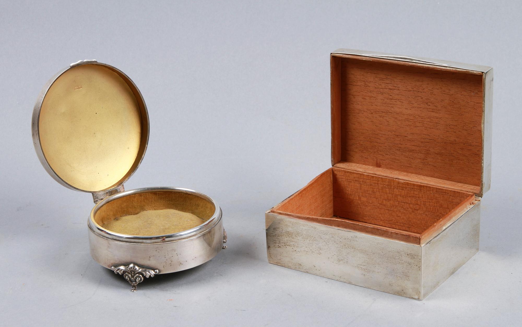 CIGARETTSKRIN SAMT DOSA, silver, Birmingham 1905 resp 1913.