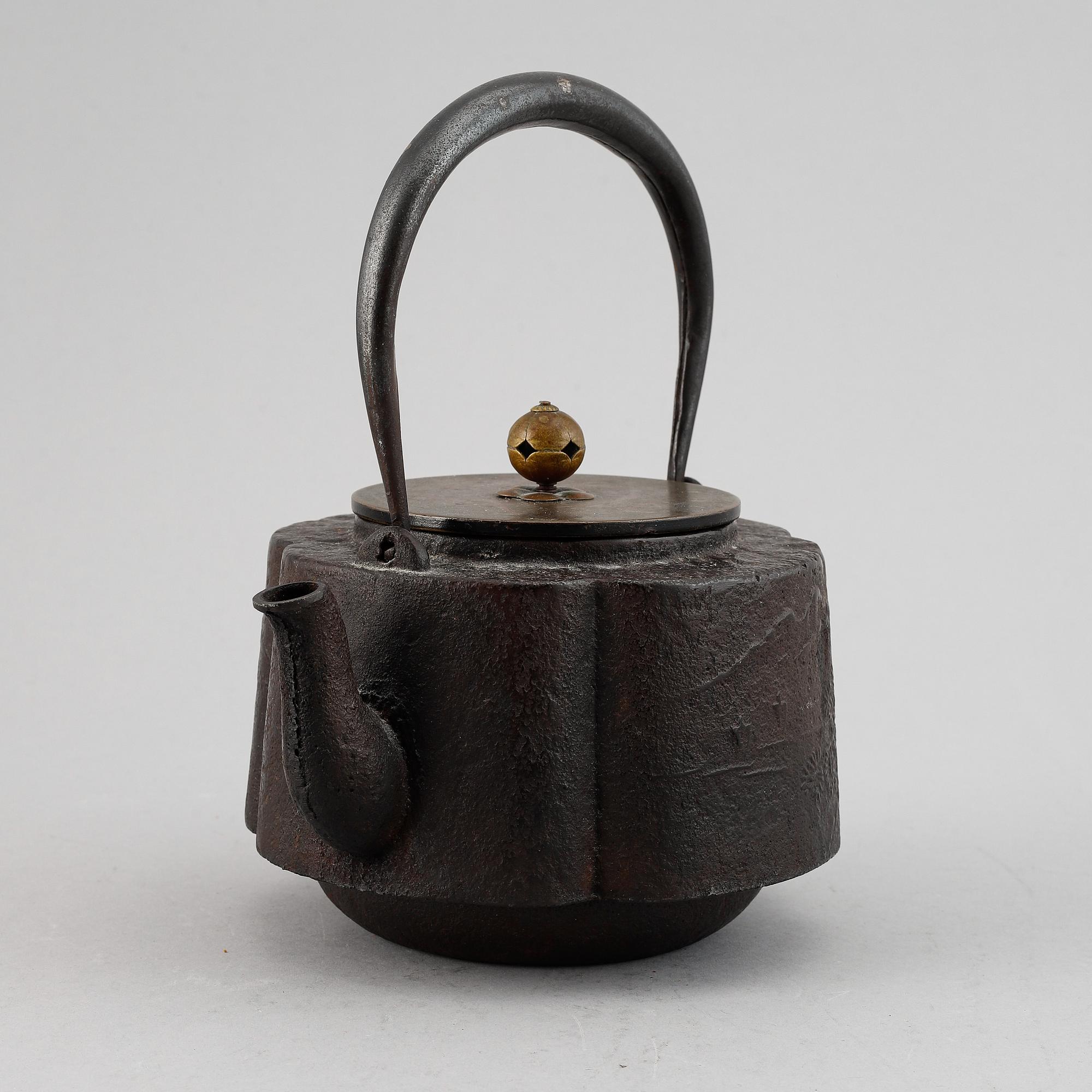 Tekanna, järn och kopparlegering. Japan, Meiji (1868-1912).