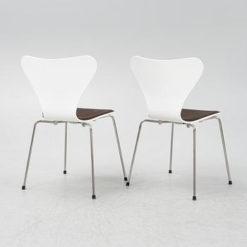 Arne Jacobsen, a set of five 'Series 7' chairs, Fritz Hansen 2013.