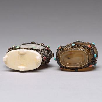 Two agathe snuff bottles, late Qing dynasty, 19th Century.