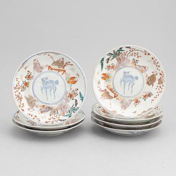 A set of 7 Japanese imari verte dishes, Meiji period (1868-1912).