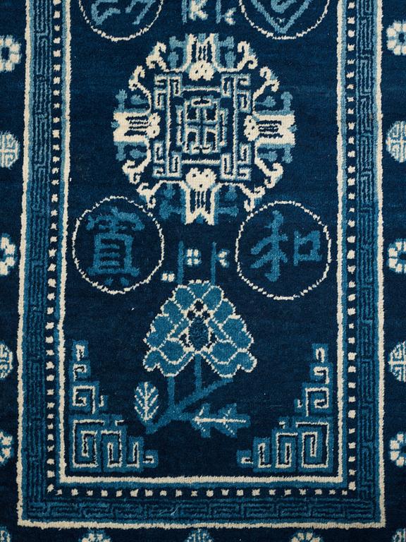 MATTO, a semi-antique Xinjiang (Sinkiang), China, ca 128,5 x 70 cm.