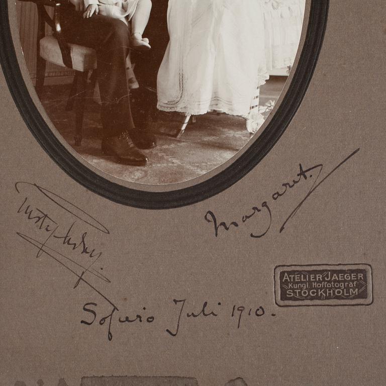 KRONPRINSPARET GUSTAF ADOLF OCH MARGARETA, signerat foto, daterat Sofiero juli 1910.