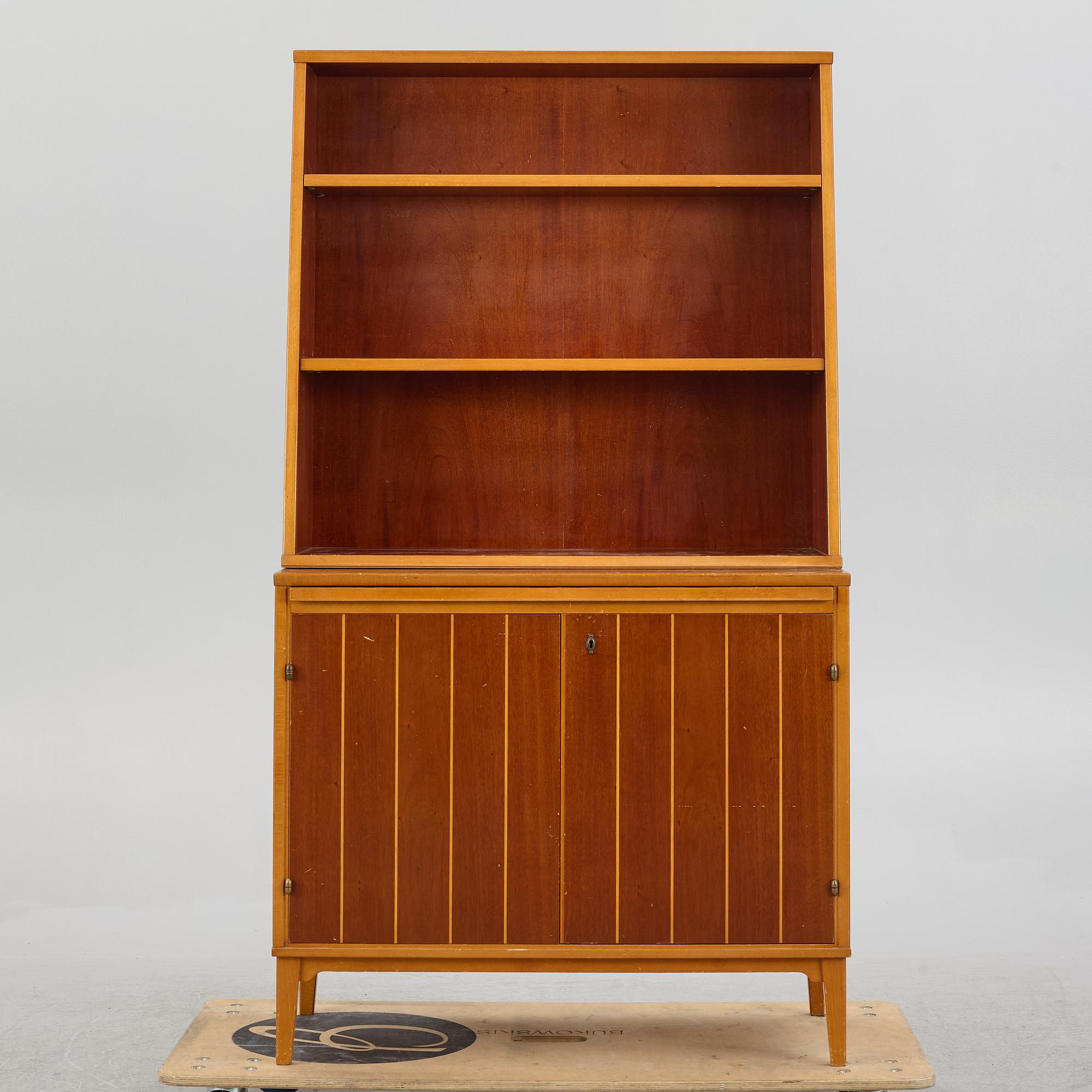 Bokhylla med underskåp, 1960-tal.