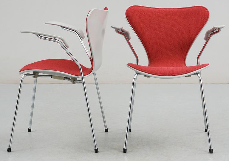 KARMSTOLAR, ett par, "Sjuan", Arne Jacobsen, Fritz Hansen, 1990.