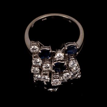 RING. Briljantslipade diamanter ca 1.50 ct. Safirer ca 1.3 ct. 18K vitguld.