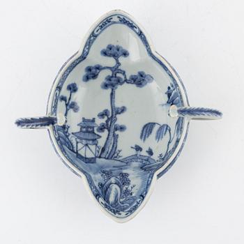 A Chinese blue and white export porcelain sauce boat, Qing dynasty, Qianlong (1736-95).