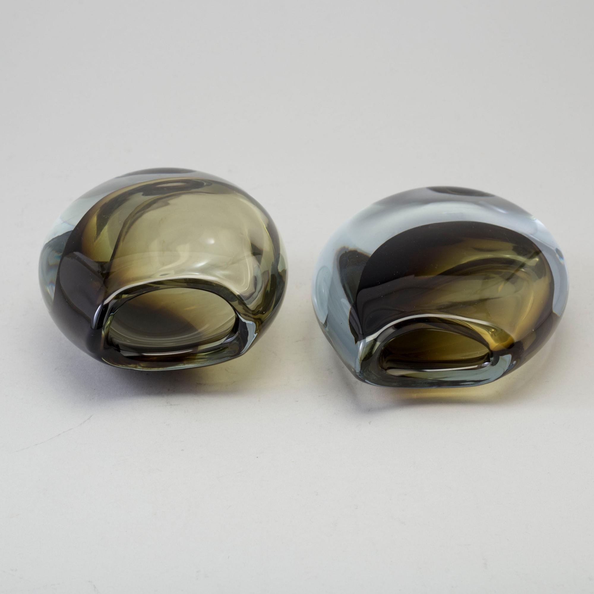 GUNNAR NYLUND, 2 glass vases, "Shark tooth", Strömbergshyttan.