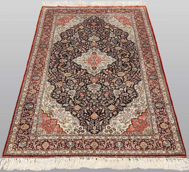 An oriental silk rug, ca 151 x 90 cm.