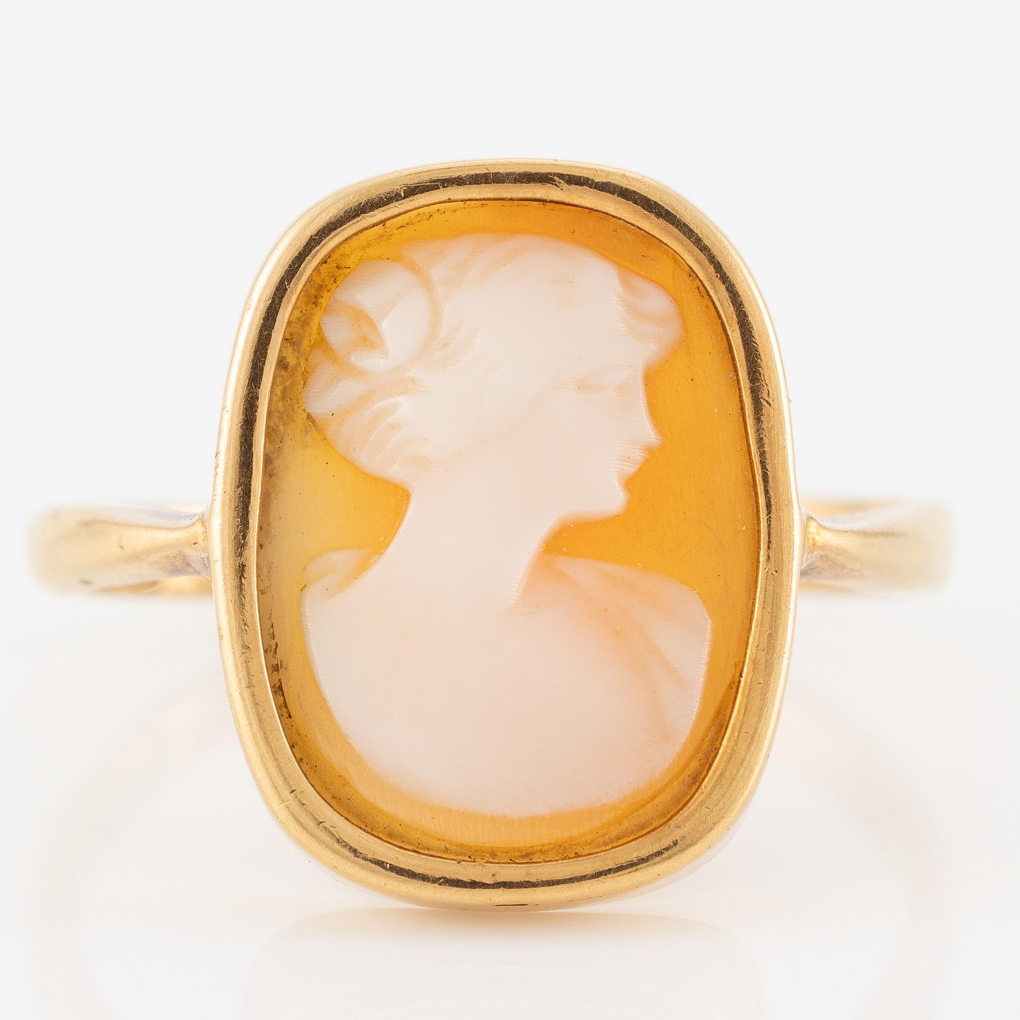 Ring in 18K gold with a shell cameo.