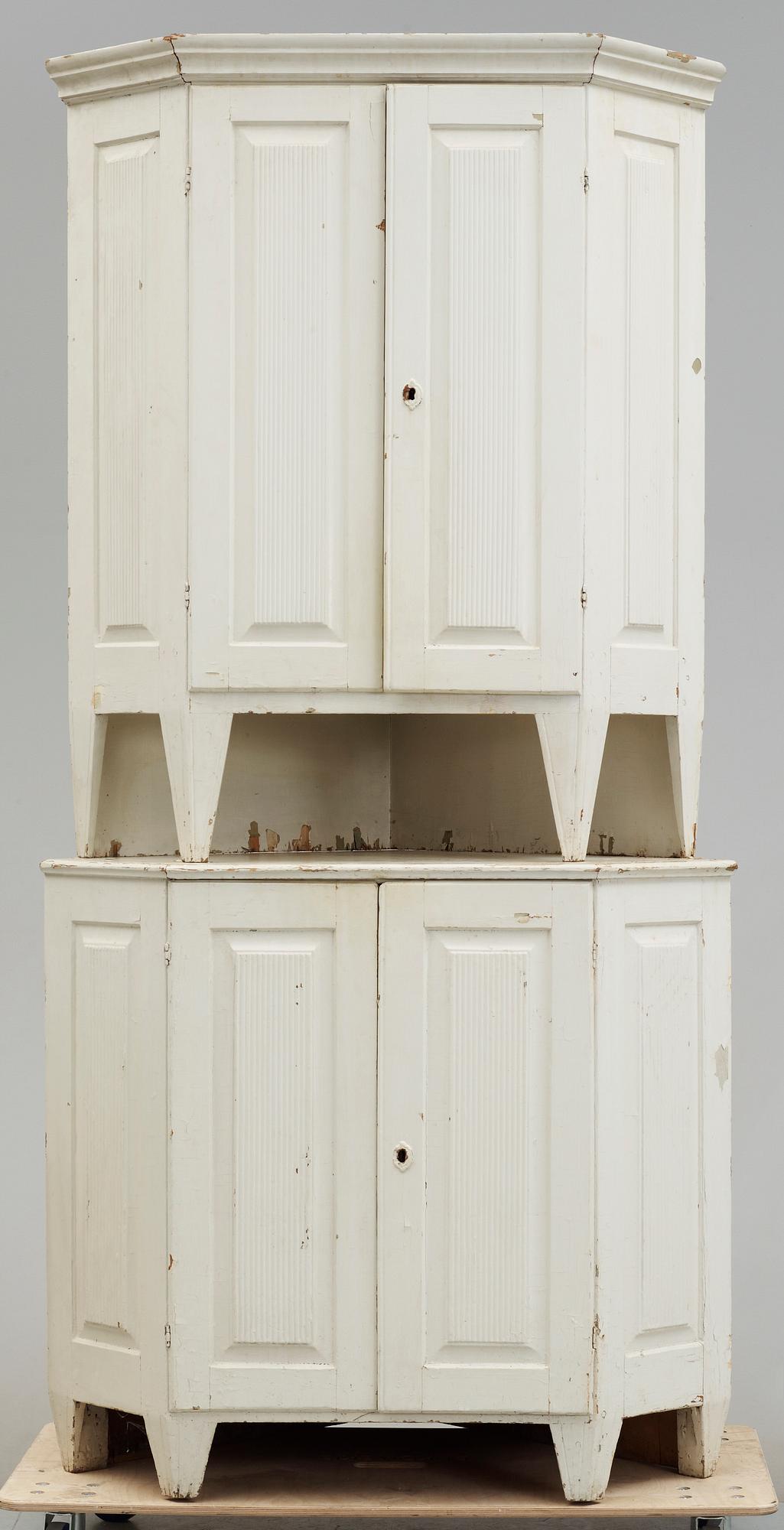 HÖRNSKÅP, allmoge, 1800-tal.