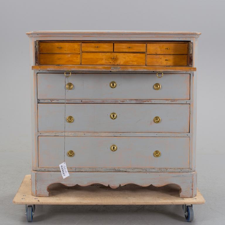 A early 1800s chest of drawers.
