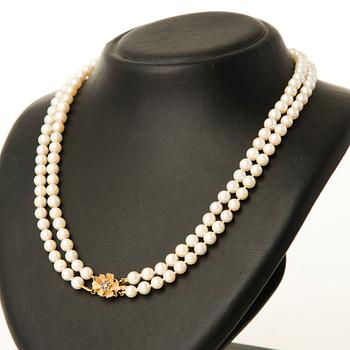 Double-strand cultured pearl necklace, clasp in 14K gold, Seaborne, Usa.