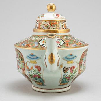 A large Canton famille rose tea pot with cover, Qing dynasty, 19th Century.