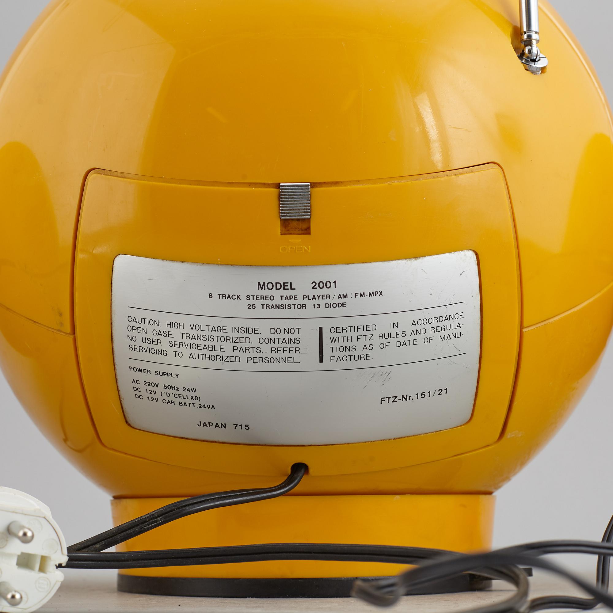 A 1970's Weltron Radio with speakers.