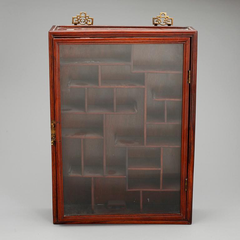 VÄGGVITRINSKÅP, Kina, 1900-tal.