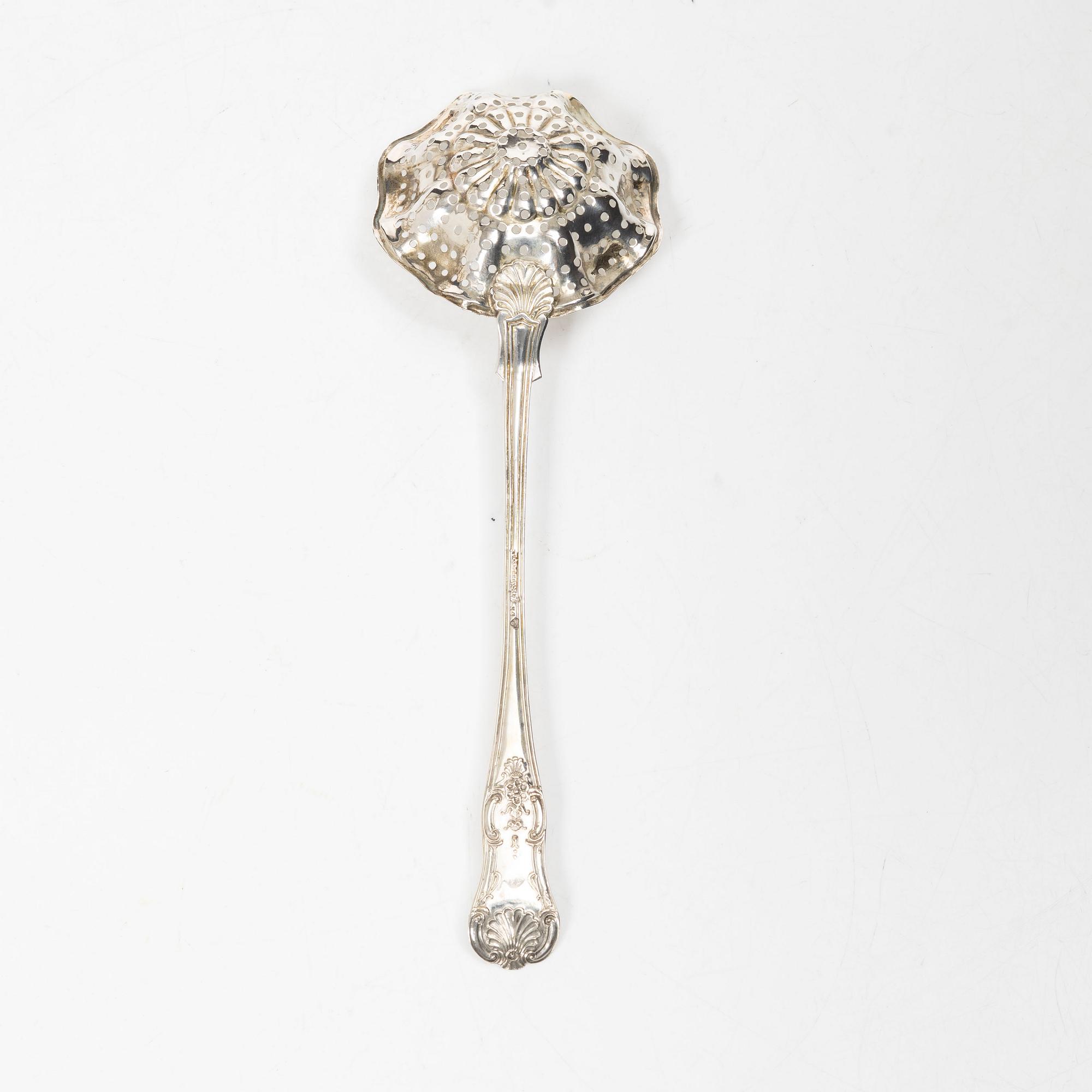 Gustaf Möllenborg, Strösockerskål, silver, Stockholm 1848-1849 samt strösockersked Johan Carlsson, Nyköping 1852.