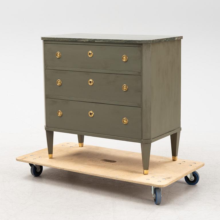 Byrå med stenskiva, 1900-talets första hälft.