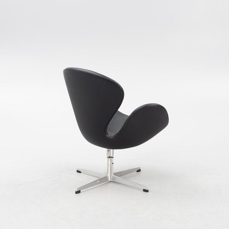 Arne Jacobsen, armchair, "The Swan" by Fritz Hansen, Denmark, 1960s.