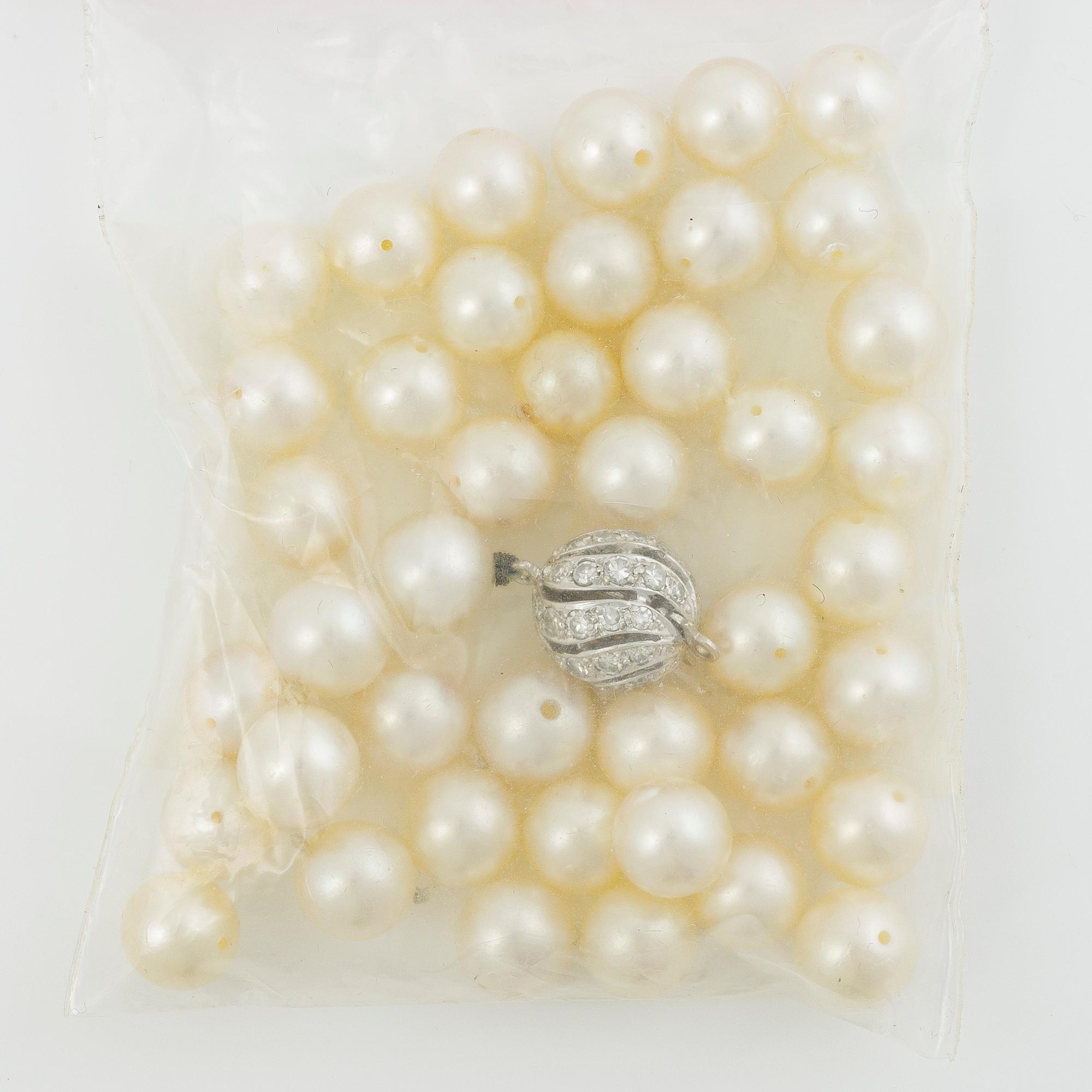 Two necklaces of cultured pearls clasp set with round brilliant-cut diamonds, 18K gold.