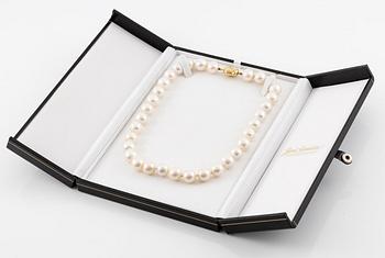 Pearl necklace, cultured freshwater pearls, clasp by Jarl Sandin in 18K gold with small brilliant-cut diamonds.