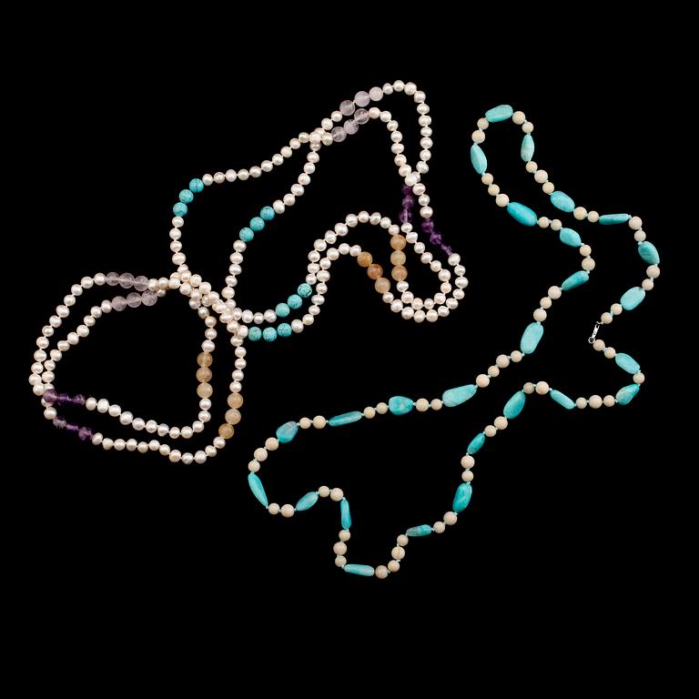 HALSBAND, 2 st, sötvattenspärlor, ametister, turkoser och agater.