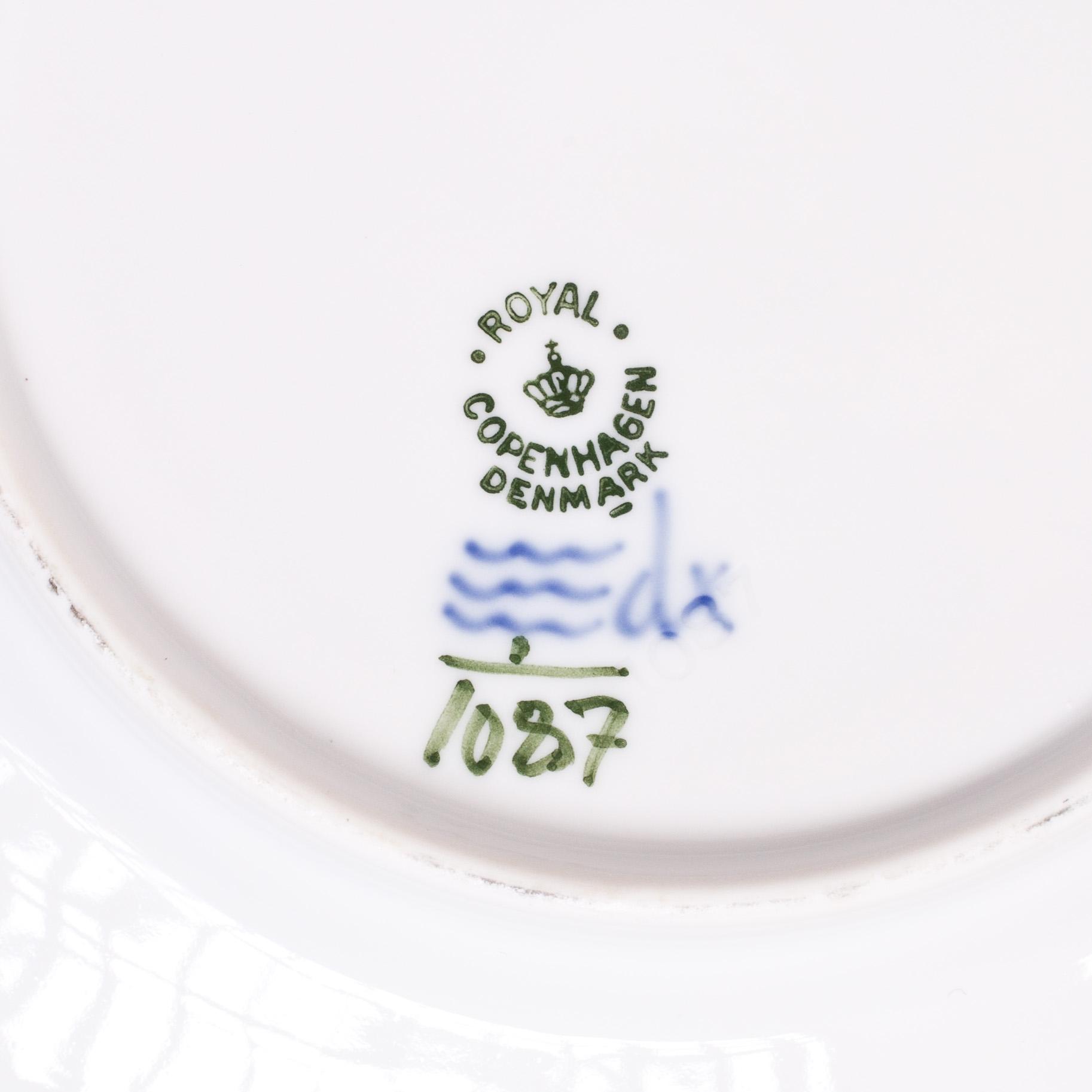 SERVISDELAR, "Musselmalet", 44 delar + 9 askfat, Royal Copenhagen, Danmark.