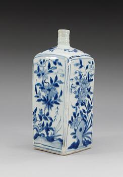 A blue and white bottle, Ming dynasty, Wanli (1573-1613).