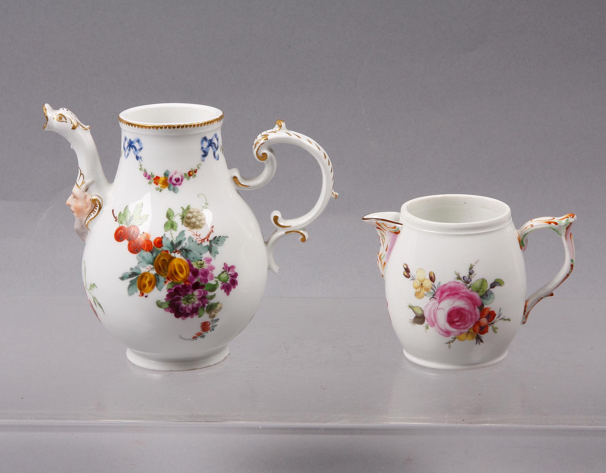 KAFFEKANNA SAMT GRÄDDKANNA, porslin, Meissenliknande märke resp Berlin. 1800-tal.