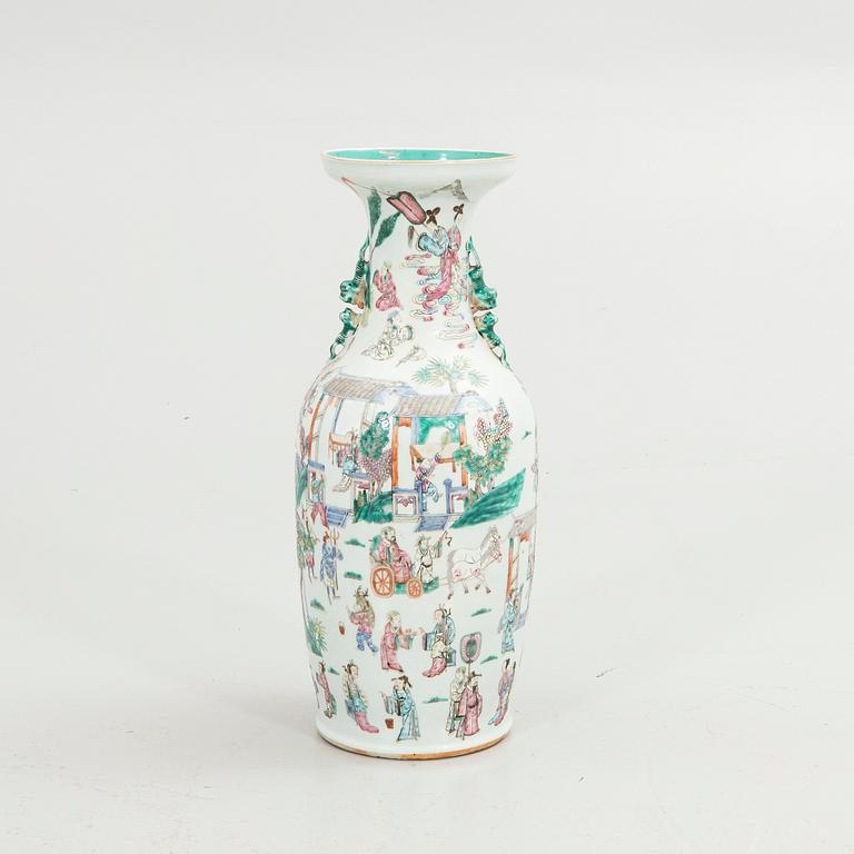 A large Chinese famille rose porcelain vase, Qing dynasty, 19th century.