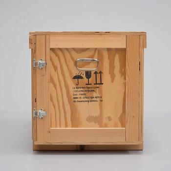 "YVES SAINT LAURENT. Haute Couture. L'OEUVRE INTÉGRAL 1962-2002". Ltd edition om 500 i specialtillverkad trälåda.