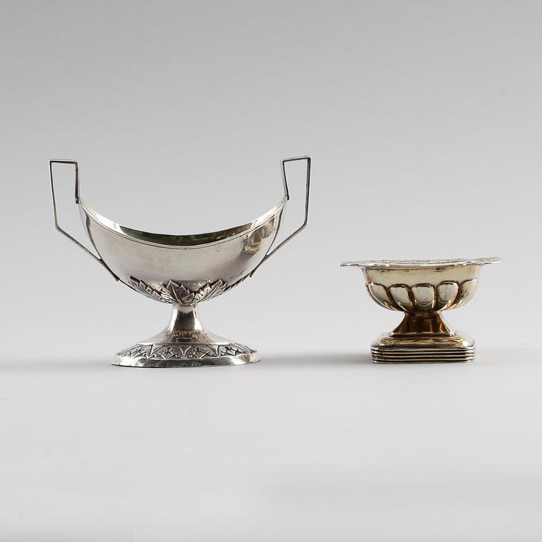 SALTKAR, 2 st, silver, Ryssland, en daterad 1824. Vikt ca 134 gram.