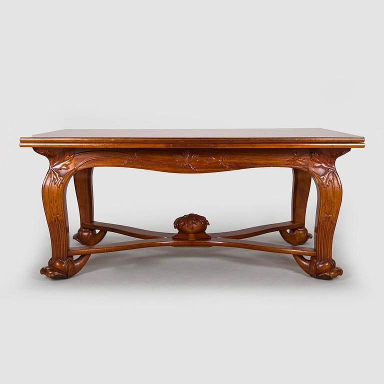 Karl Tirén, An Art Nouveau mahogany dining table with twelve chairs, A.B Naeslunds Möbelfabrik i Umeå, approx. 1901.
